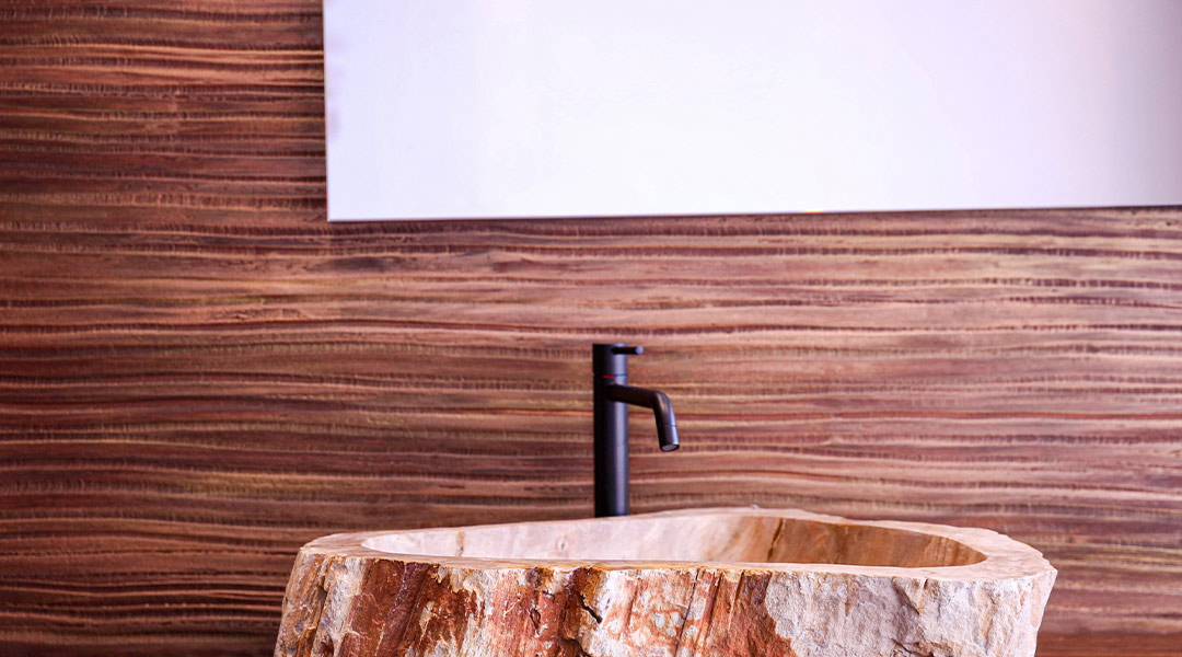 Vasque en pierre devant mur enduit décoratif strié