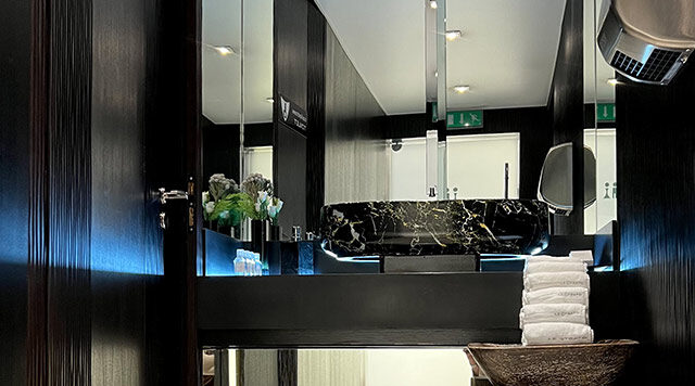 Enduit décoratif appliqué dans la salle d'eau d'une chambre d'hôtel