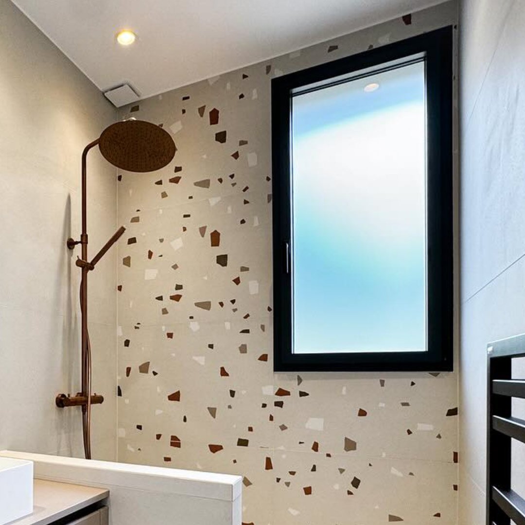 Hall d’entrée avec mur à effet trompe-l’œil texturé